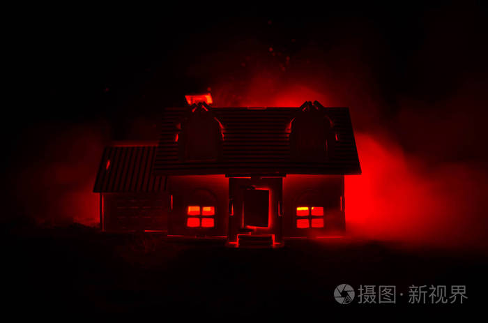 红房子攻略：惊险鬼屋之旅