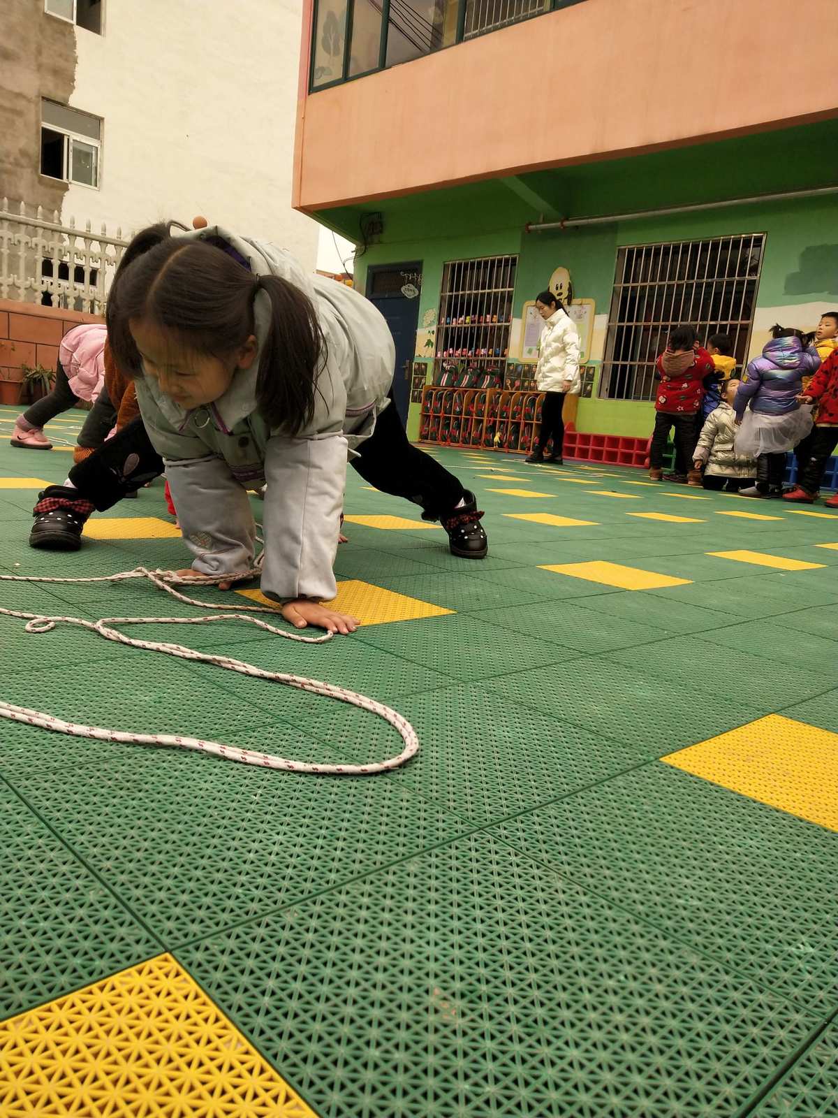 幼儿关于毛毛虫的儿歌_毛毛猫游戏_幼儿园游戏毛毛虫