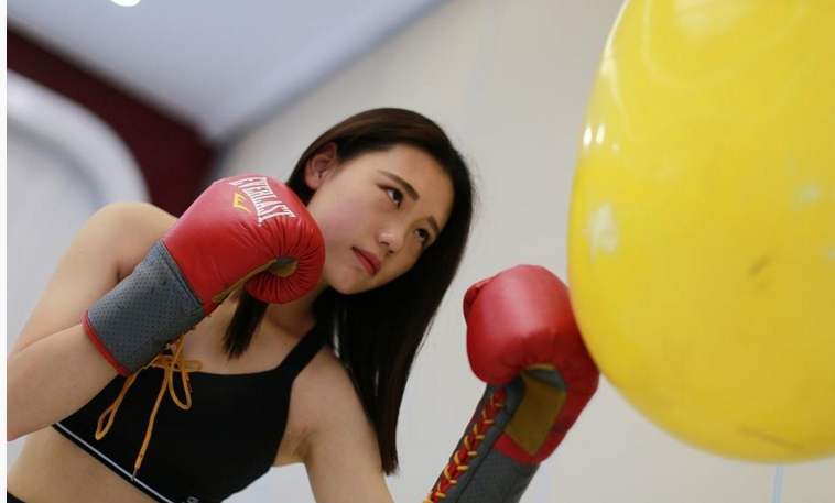 拳击美女被打肚子ryona_擂台拳击美女_美女拳击