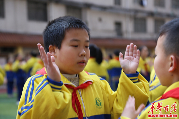 迪丽热巴快乐大本营拍手游戏_快乐大本营拍手游戏_快乐大本营拍手拍腿游戏规则