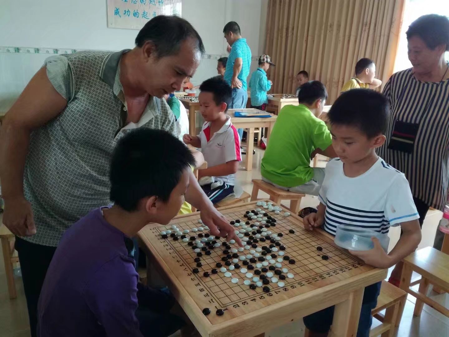 培训少儿围棋班_少儿围棋培训_培训少儿围棋费用