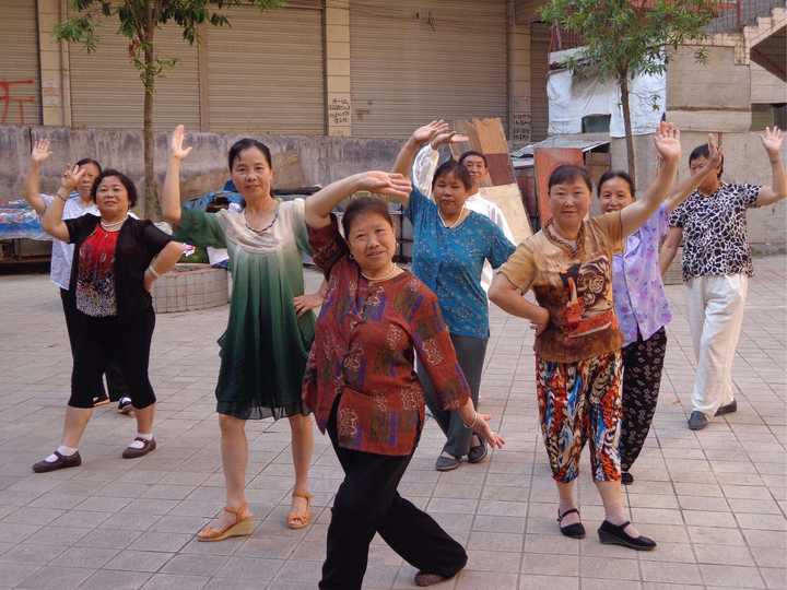 阻止大妈敲鸡蛋的游戏_三大妈游戏论坛_大妈打鸡蛋的游戏