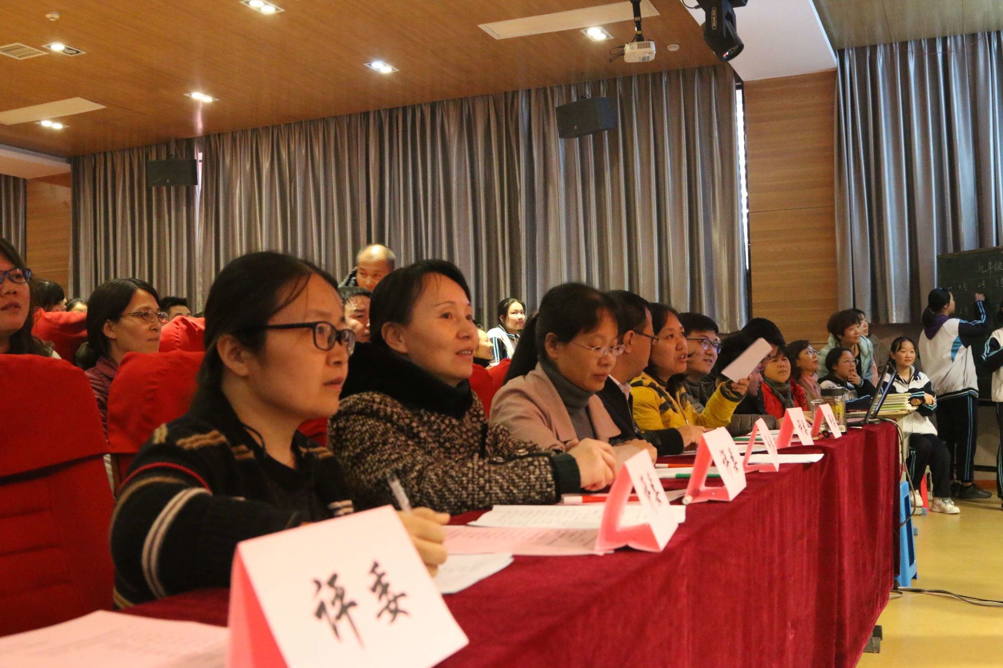 学生们乐享美女小游戏，学习之余尽情放松