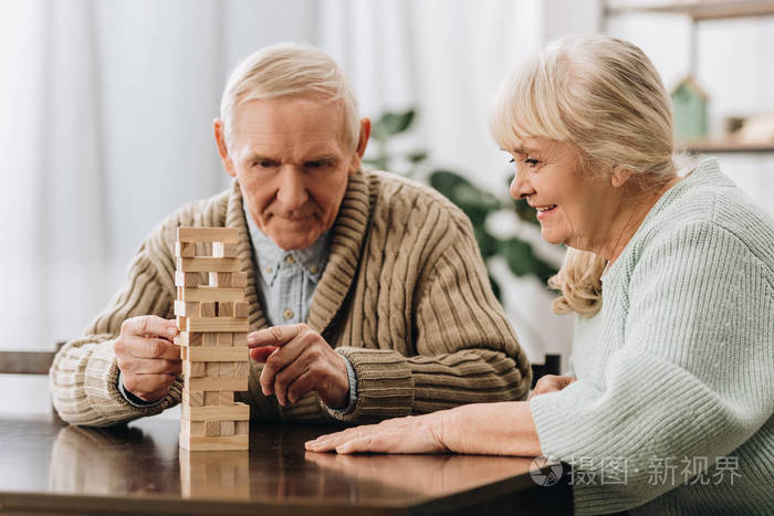 老人结婚打手机游戏怎么说_老人结婚打手机游戏好吗_结婚老人打手机游戏