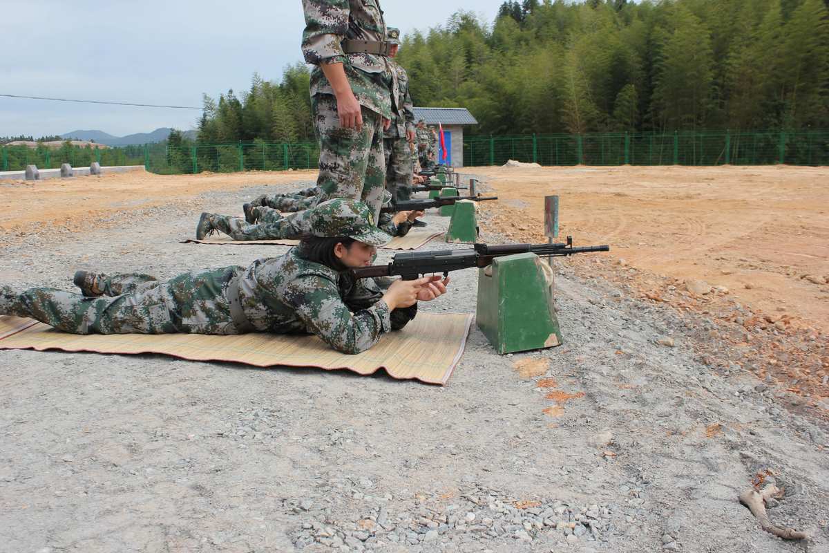 用手机玩射击类游戏不顺手_射击玩手机游戏里可以开枪吗_在手机里可以玩的射击游戏