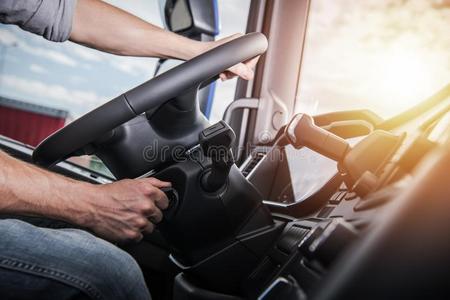 联机游戏手机版卡车游戏-新手卡车司机必看！驾驶技巧大揭秘，速